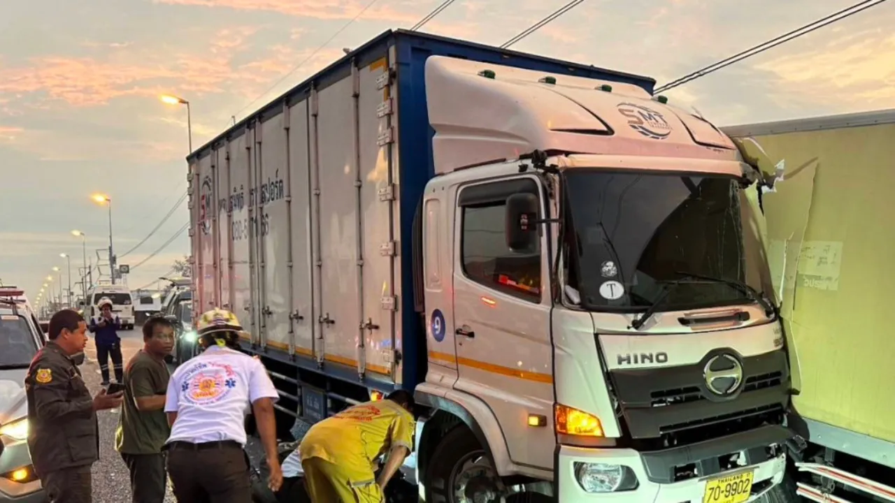 รถบรรทุก 6 ล้อ พุ่งเสยท้ายรถจอดเปลี่ยนยาง เสียชีวิตบนสะพานข้ามแยกลาดปลาเค้า 4 รถบรรทุก