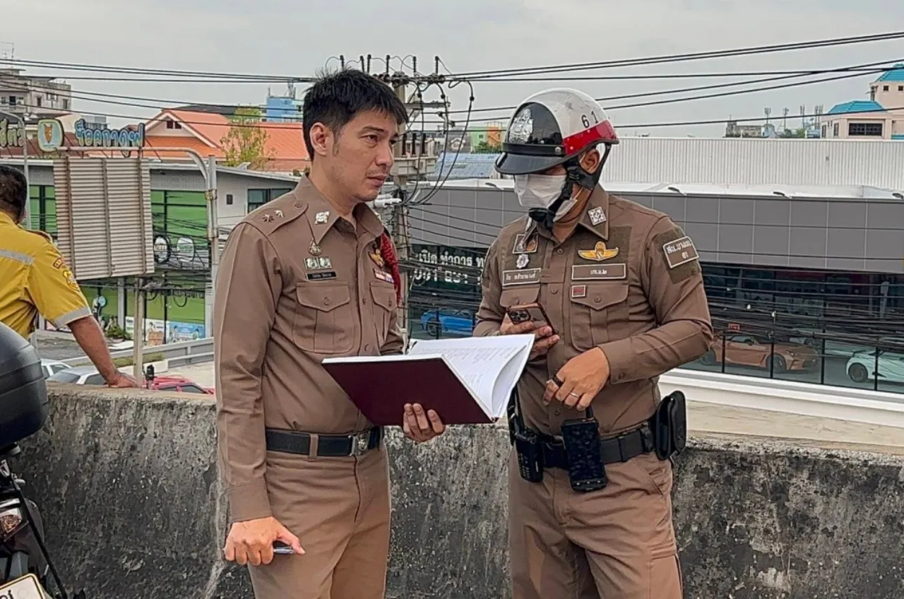 รถบรรทุก 6 ล้อ พุ่งเสยท้ายรถจอดเปลี่ยนยาง เสียชีวิตบนสะพานข้ามแยกลาดปลาเค้า 3 รถบรรทุก