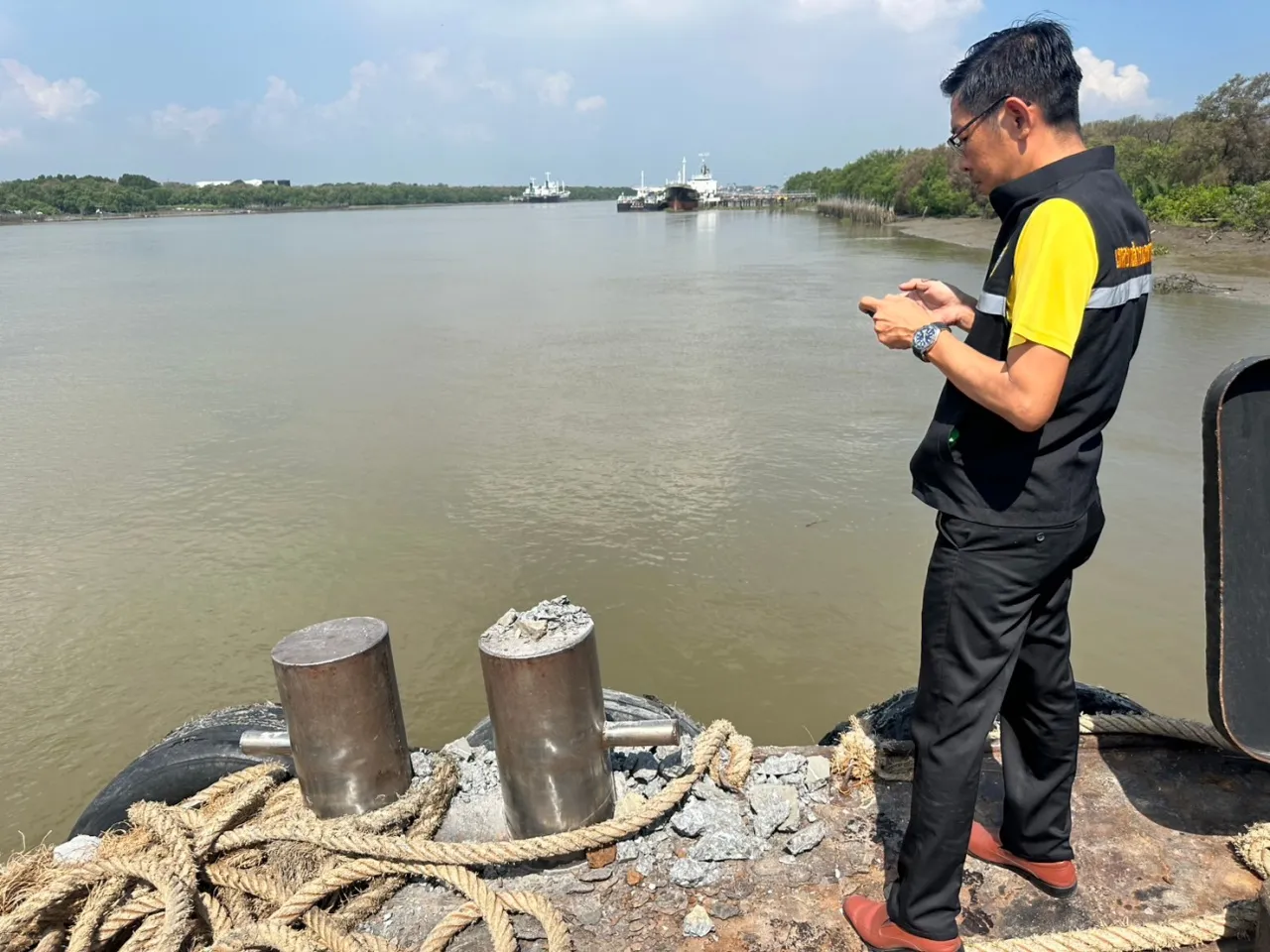 เรือโป๊ะพุ่งชนเสาตอม่อสะพานข้ามแม่น้ำบางปะกงหัก ต้องปิดถนน 1 เลน 5 เรือโป๊ะ