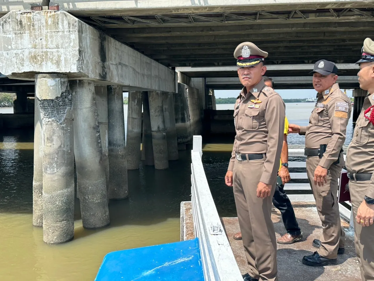 เรือโป๊ะพุ่งชนเสาตอม่อสะพานข้ามแม่น้ำบางปะกงหัก ต้องปิดถนน 1 เลน 3 เรือโป๊ะ