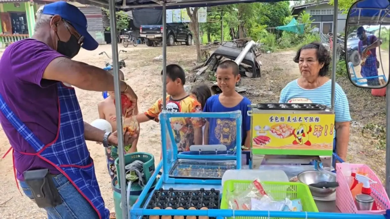 ชื่นชมลุงวัย 63 ใช้เงิน 10000 ต่อยอดขาย "ไข่ม้วน" จนมีรายได้เข้ากระเป๋าทุกวัน (คลิป)