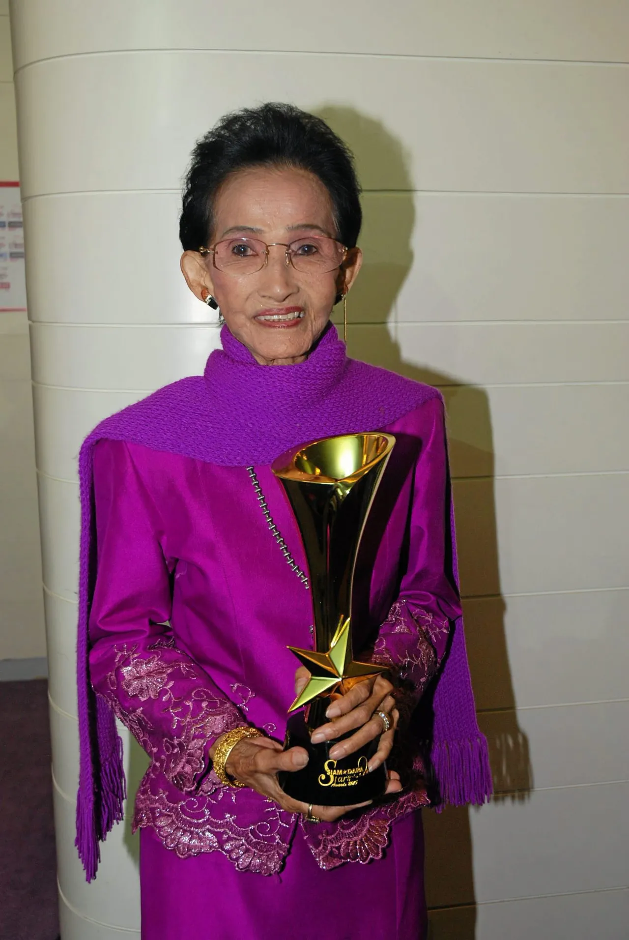 ราชินีลูกทุ่ง ผ่องศรี วรนุช เข้ารักษาตัวใน รพ. แฟนๆ ส่งกำลังใจ