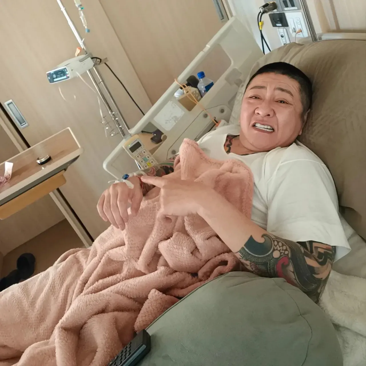 ปีใหม่-ป๋าต๊อบ แอดมิทแพ็กคู่ ดีใจได้ใช้สิทธิ์ภรรยาเซ็นเอกสารโรงพยาบาลแทนได้แล้ว