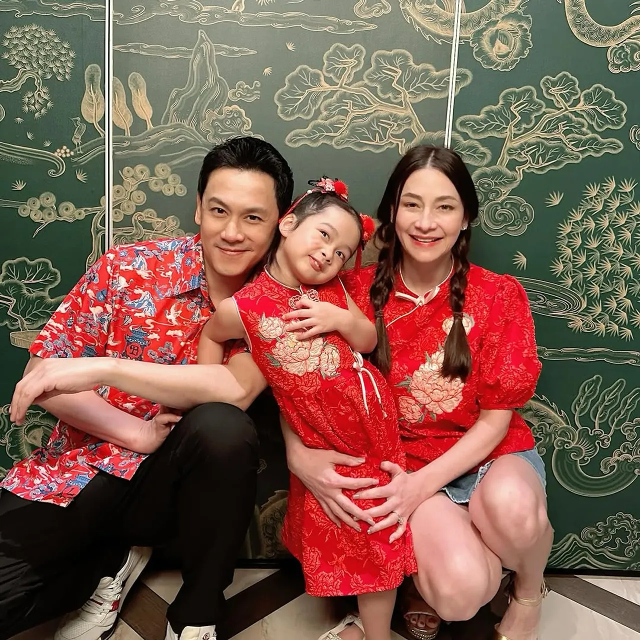 นาตาลี-ฟลุค พา น้องนาตาชา ไหว้บรรพบุรุษพร้อมครอบครัวใหญ่ วิล ชวิณ ก็มา