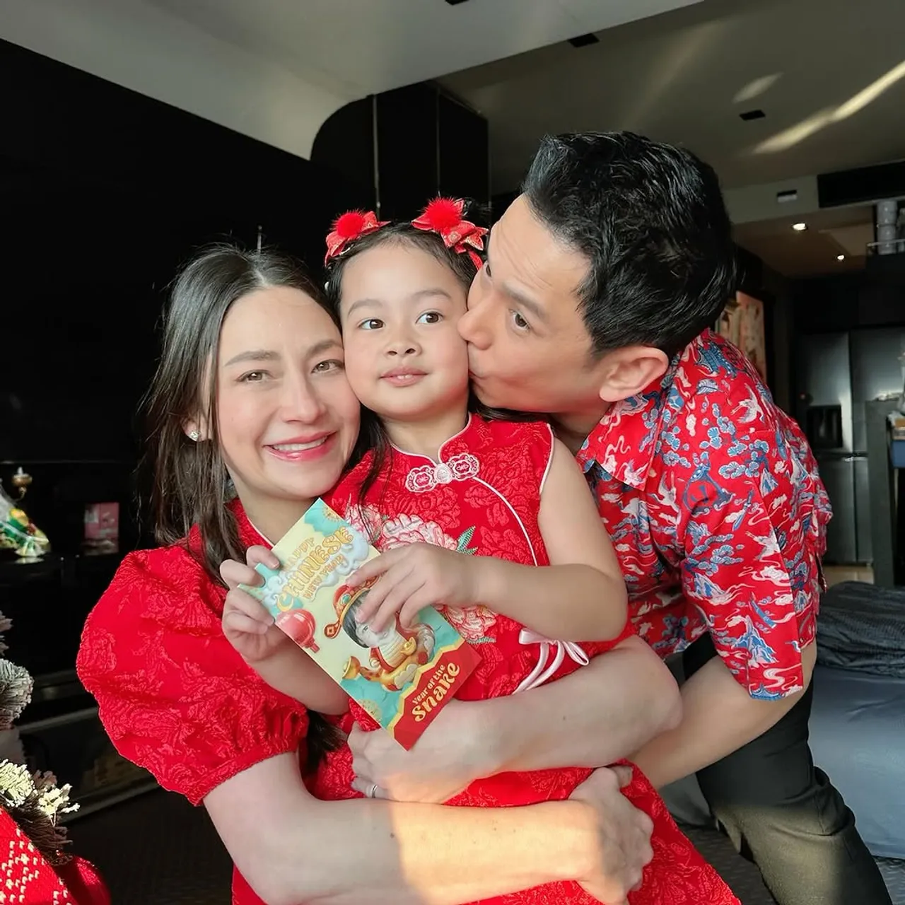 นาตาลี-ฟลุค พา น้องนาตาชา ไหว้บรรพบุรุษพร้อมครอบครัวใหญ่ วิล ชวิณ ก็มา