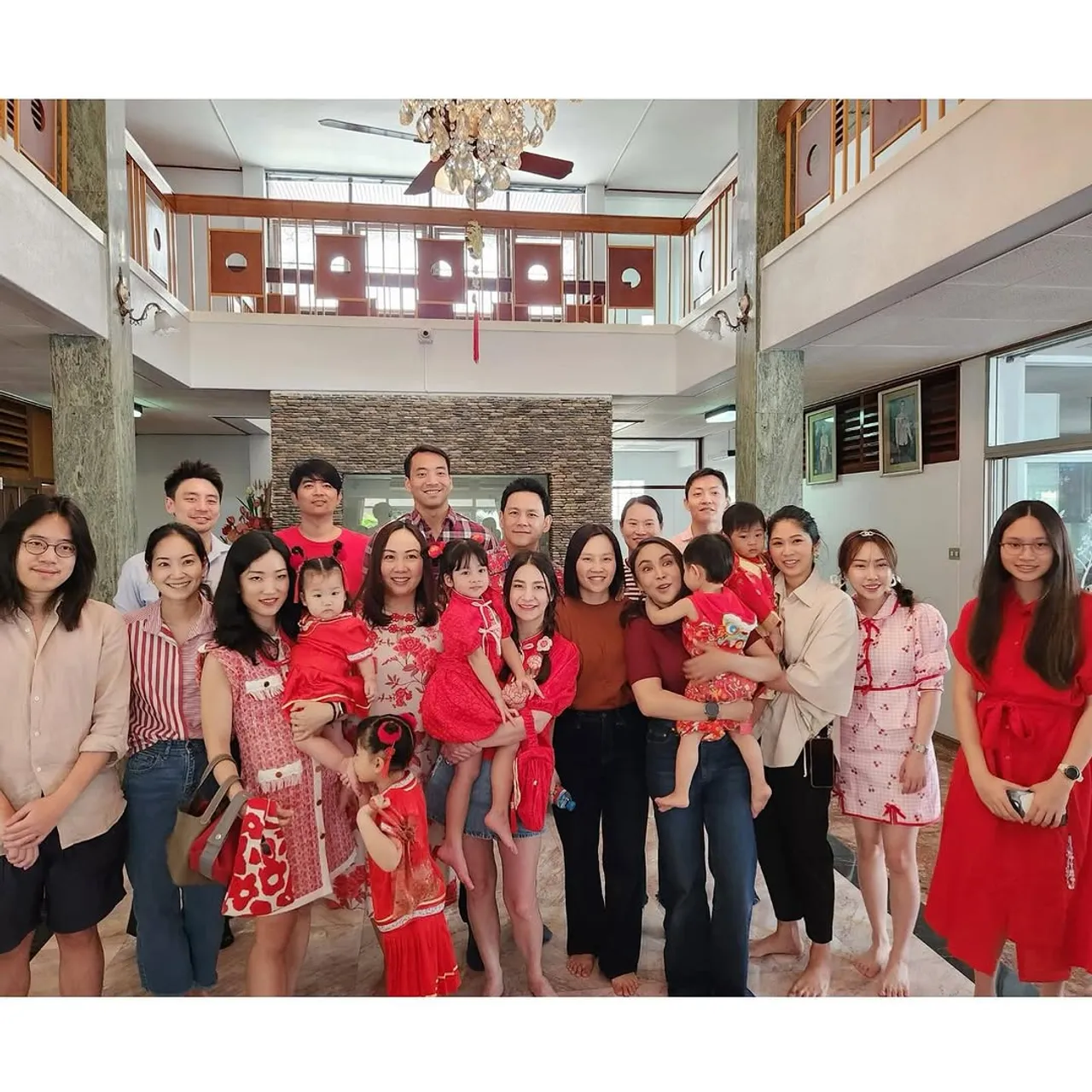 นาตาลี-ฟลุค พา น้องนาตาชา ไหว้บรรพบุรุษพร้อมครอบครัวใหญ่ วิล ชวิณ ก็มา