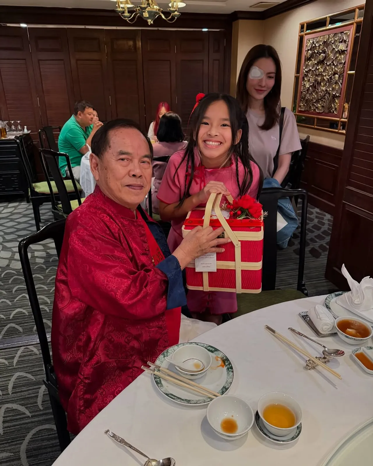 สุดอบอุ่น แม่แอฟ-น้องปีใหม่ ฉลองตรุษจีนกับคุณปู่ไพรวงษ์และคุณย่า รับอั่งเปาจุกๆ