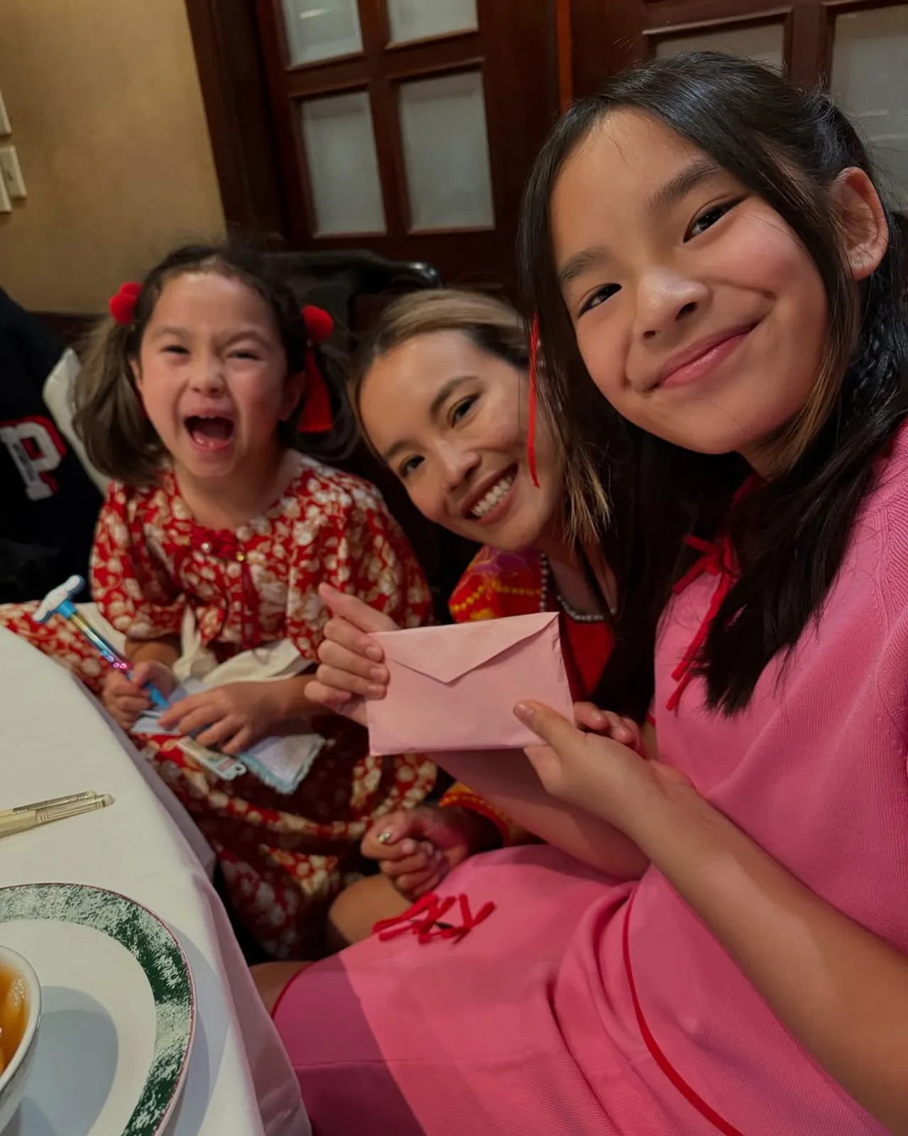 สุดอบอุ่น แม่แอฟ-น้องปีใหม่ ฉลองตรุษจีนกับคุณปู่ไพรวงษ์และคุณย่า รับอั่งเปาจุกๆ