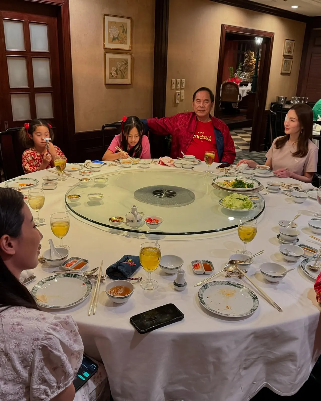 สุดอบอุ่น แม่แอฟ-น้องปีใหม่ ฉลองตรุษจีนกับคุณปู่ไพรวงษ์และคุณย่า รับอั่งเปาจุกๆ