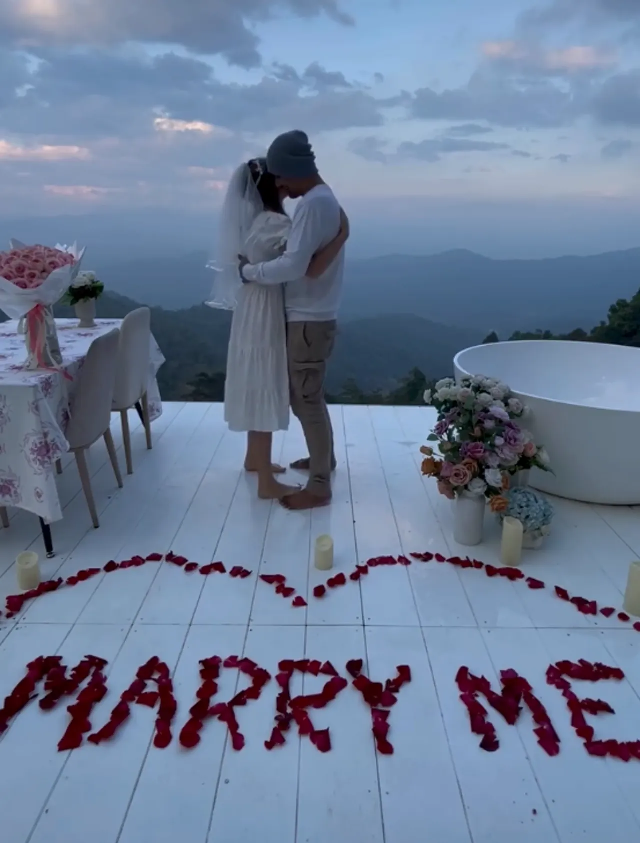 ดาเรีย โพสต์คลิป อ๋อม อรรคพันธ์ เซอร์ไพรส์ขอแต่งงาน บรรยากาศสุดโรแมนติก (คลิป)