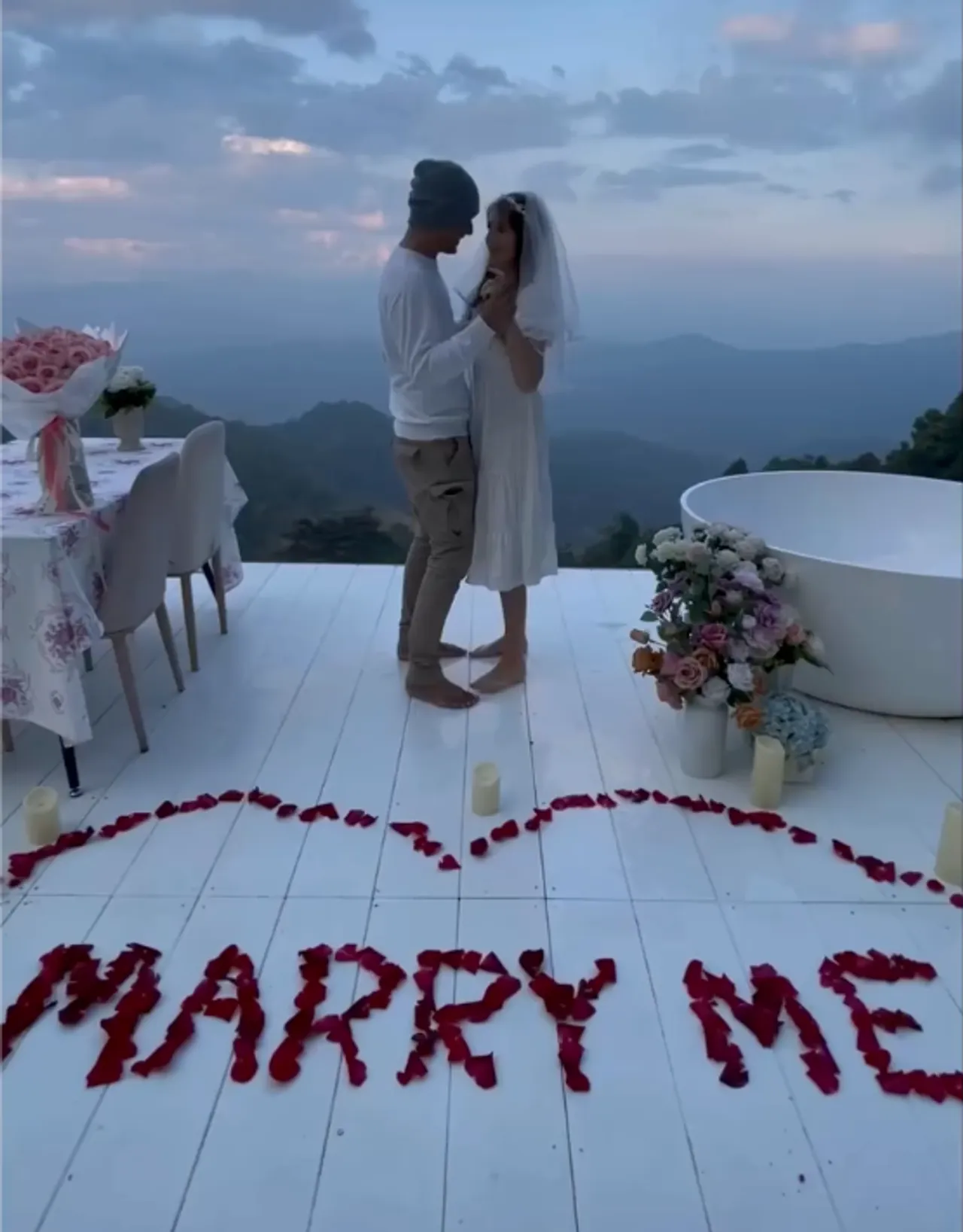 ดาเรีย โพสต์คลิป อ๋อม อรรคพันธ์ เซอร์ไพรส์ขอแต่งงาน บรรยากาศสุดโรแมนติก (คลิป)