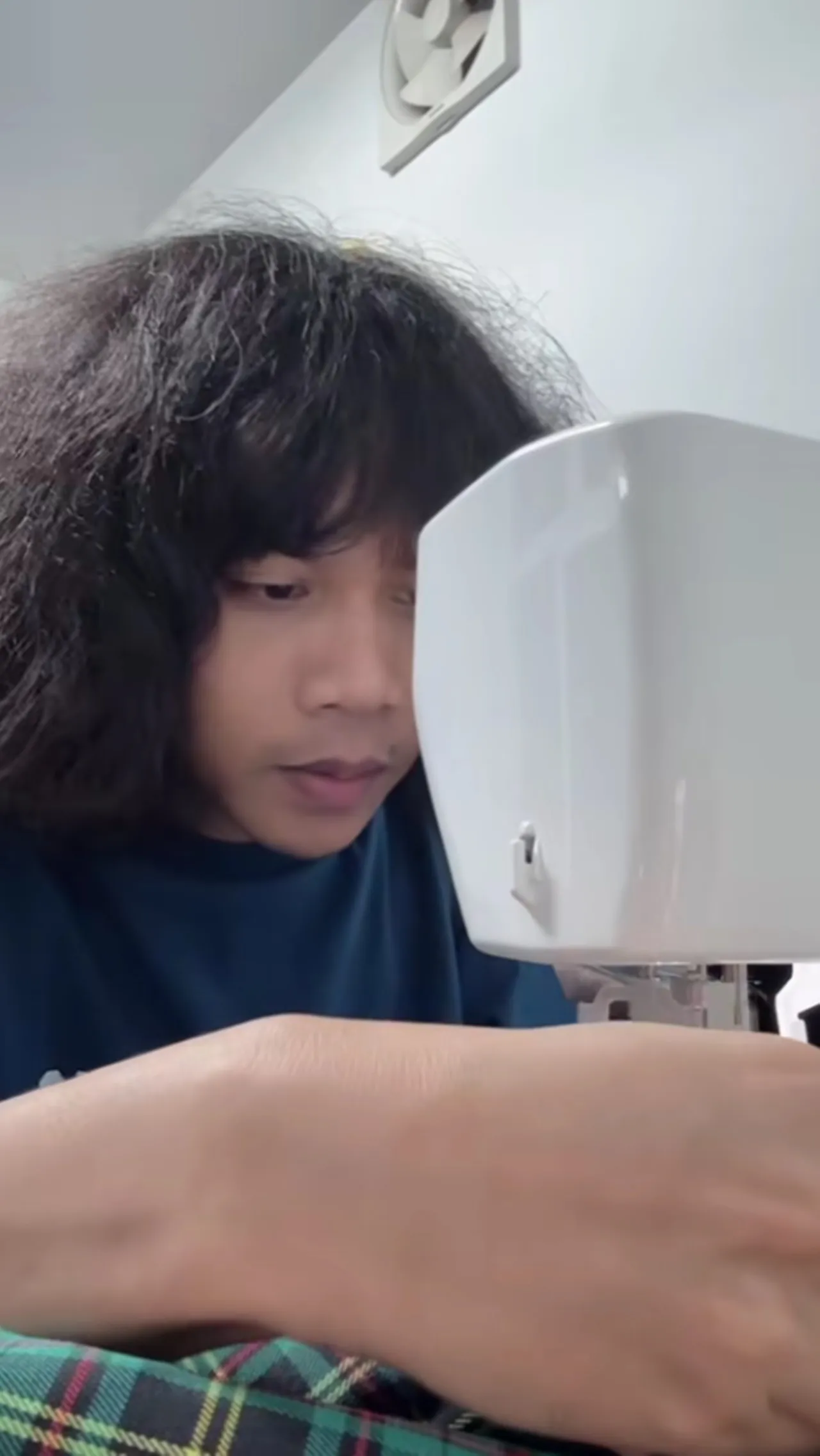 น่ารักมาก ปุ้ย L.กฮ. นั่งเย็บกระโปรงให้ ลำไย ไหทองคำ กลางดึกไว้ใส่ขึ้นคอนเสิร์ต (คลิป)