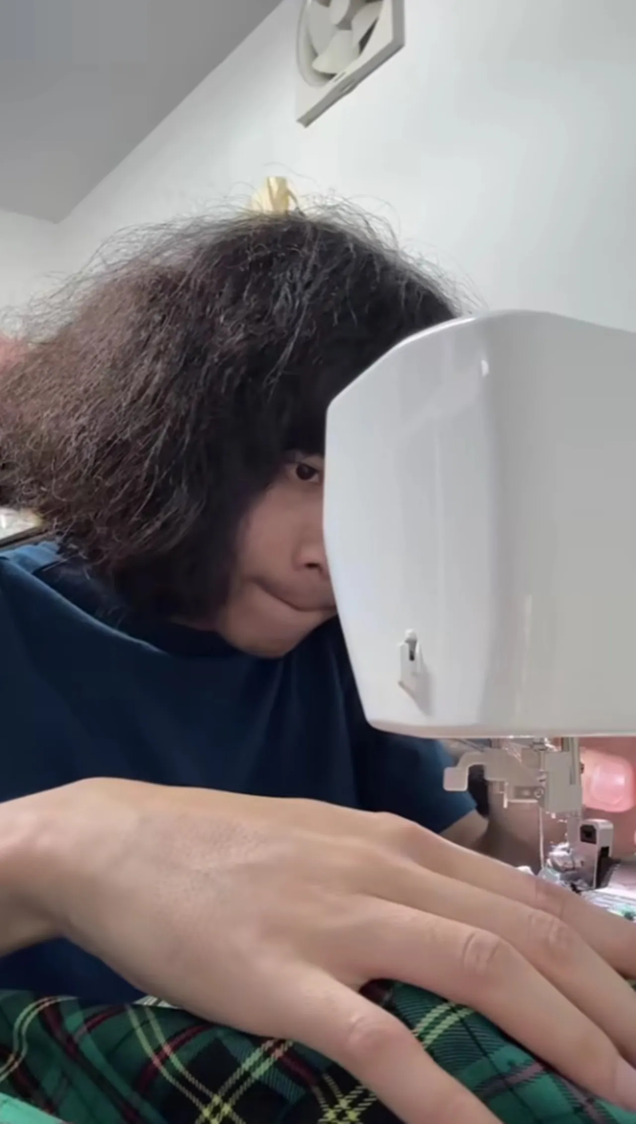 น่ารักมาก ปุ้ย L.กฮ. นั่งเย็บกระโปรงให้ ลำไย ไหทองคำ กลางดึกไว้ใส่ขึ้นคอนเสิร์ต (คลิป)