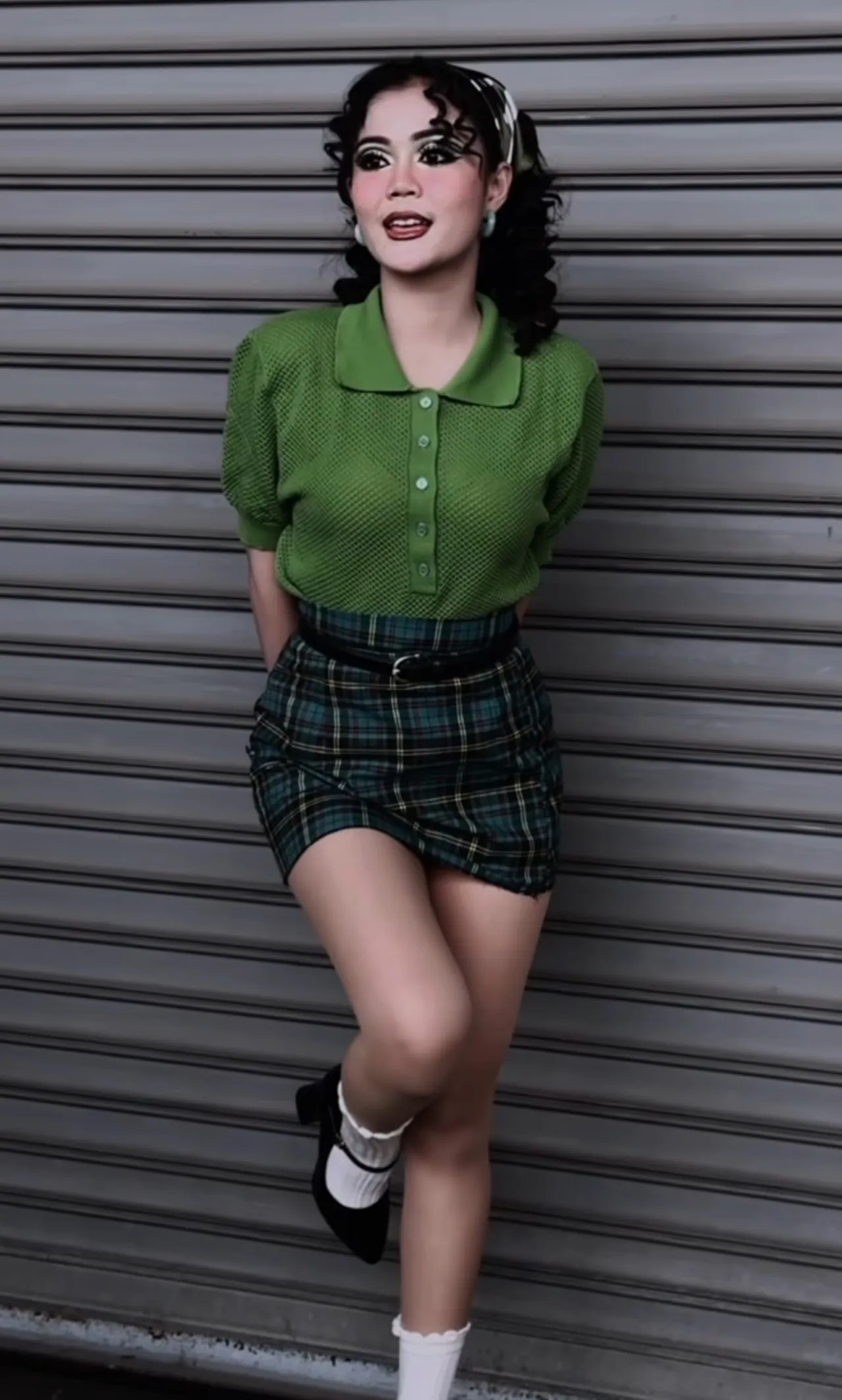 น่ารักมาก ปุ้ย L.กฮ. นั่งเย็บกระโปรงให้ ลำไย ไหทองคำ กลางดึกไว้ใส่ขึ้นคอนเสิร์ต (คลิป)