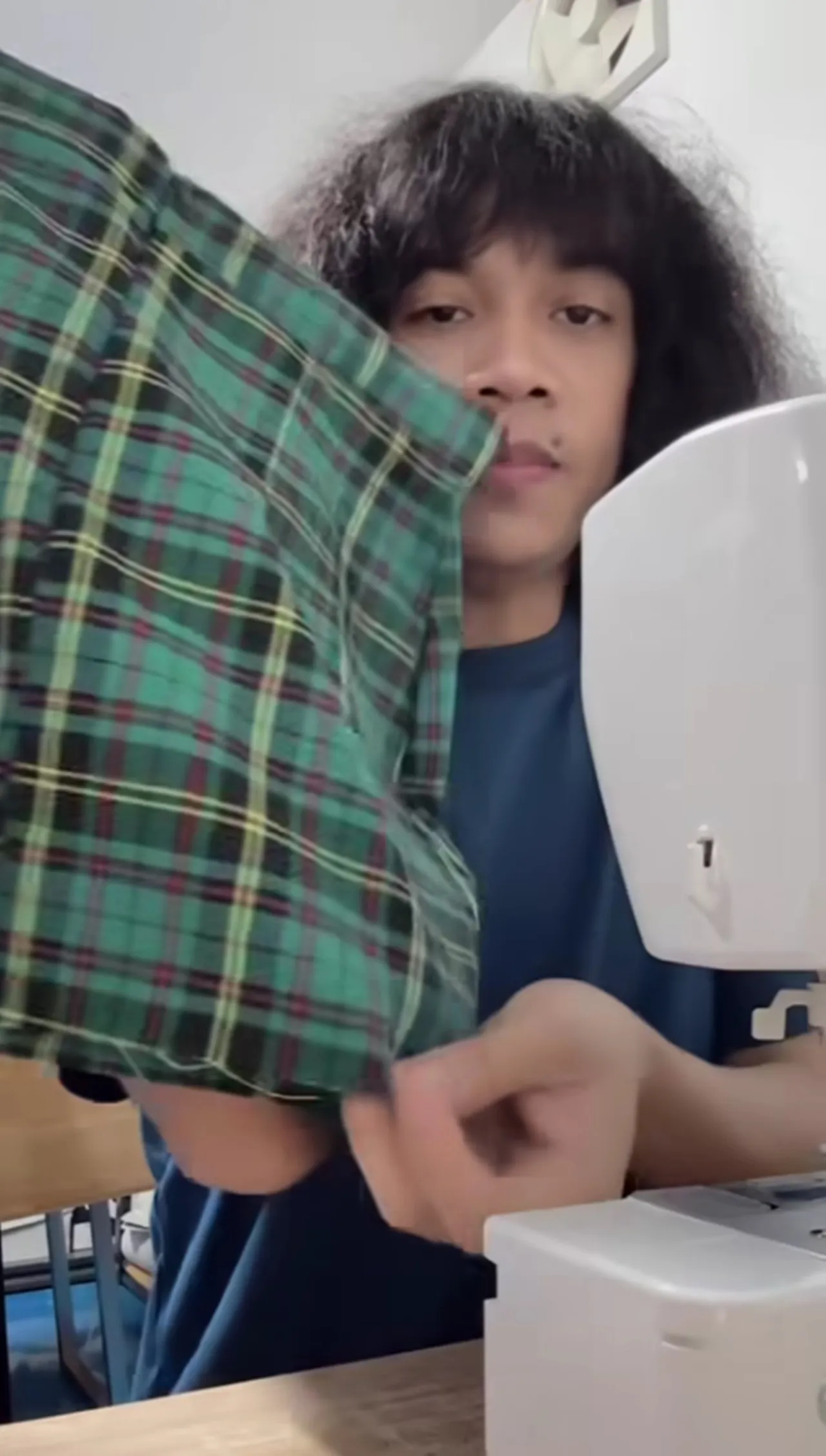 น่ารักมาก ปุ้ย L.กฮ. นั่งเย็บกระโปรงให้ ลำไย ไหทองคำ กลางดึกไว้ใส่ขึ้นคอนเสิร์ต (คลิป)