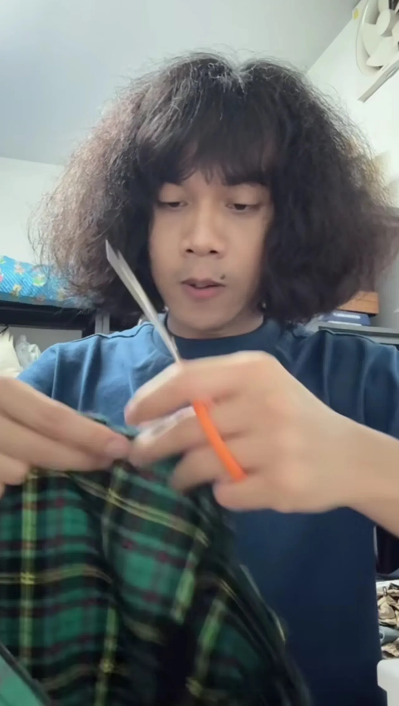 น่ารักมาก ปุ้ย L.กฮ. นั่งเย็บกระโปรงให้ ลำไย ไหทองคำ กลางดึกไว้ใส่ขึ้นคอนเสิร์ต (คลิป)