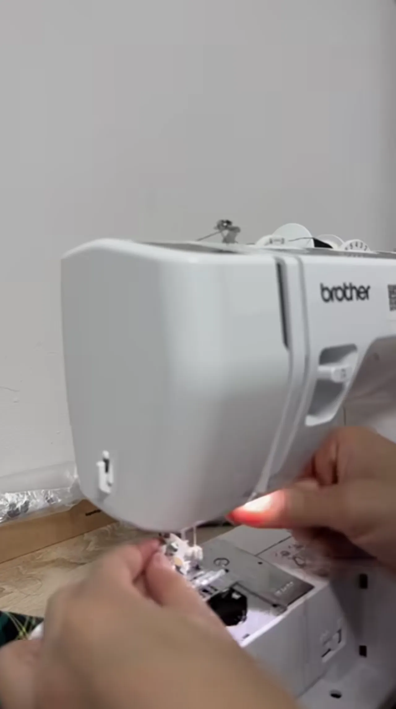 น่ารักมาก ปุ้ย L.กฮ. นั่งเย็บกระโปรงให้ ลำไย ไหทองคำ กลางดึกไว้ใส่ขึ้นคอนเสิร์ต (คลิป)