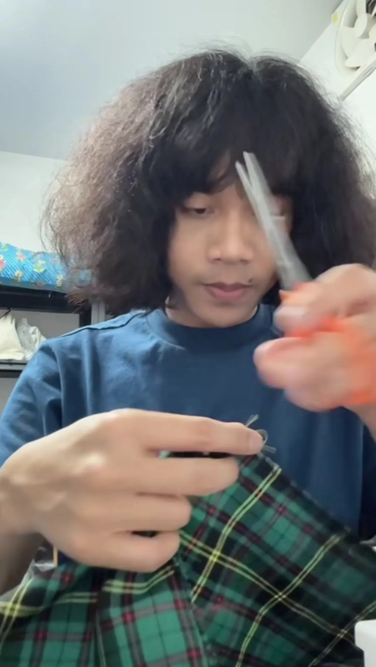 น่ารักมาก ปุ้ย L.กฮ. นั่งเย็บกระโปรงให้ ลำไย ไหทองคำ กลางดึกไว้ใส่ขึ้นคอนเสิร์ต (คลิป)