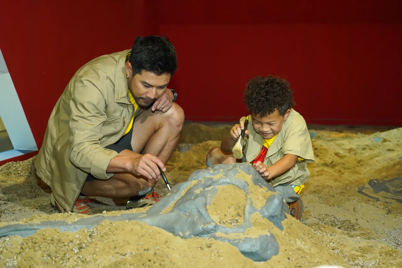 กาย รัชชานนท์ พาลูกชายน้องเอเดน เปิดประตูสู่โลกไดโนเสาร์ ย้อนสู่ยุคจูราสสิคอย่างสมจริง