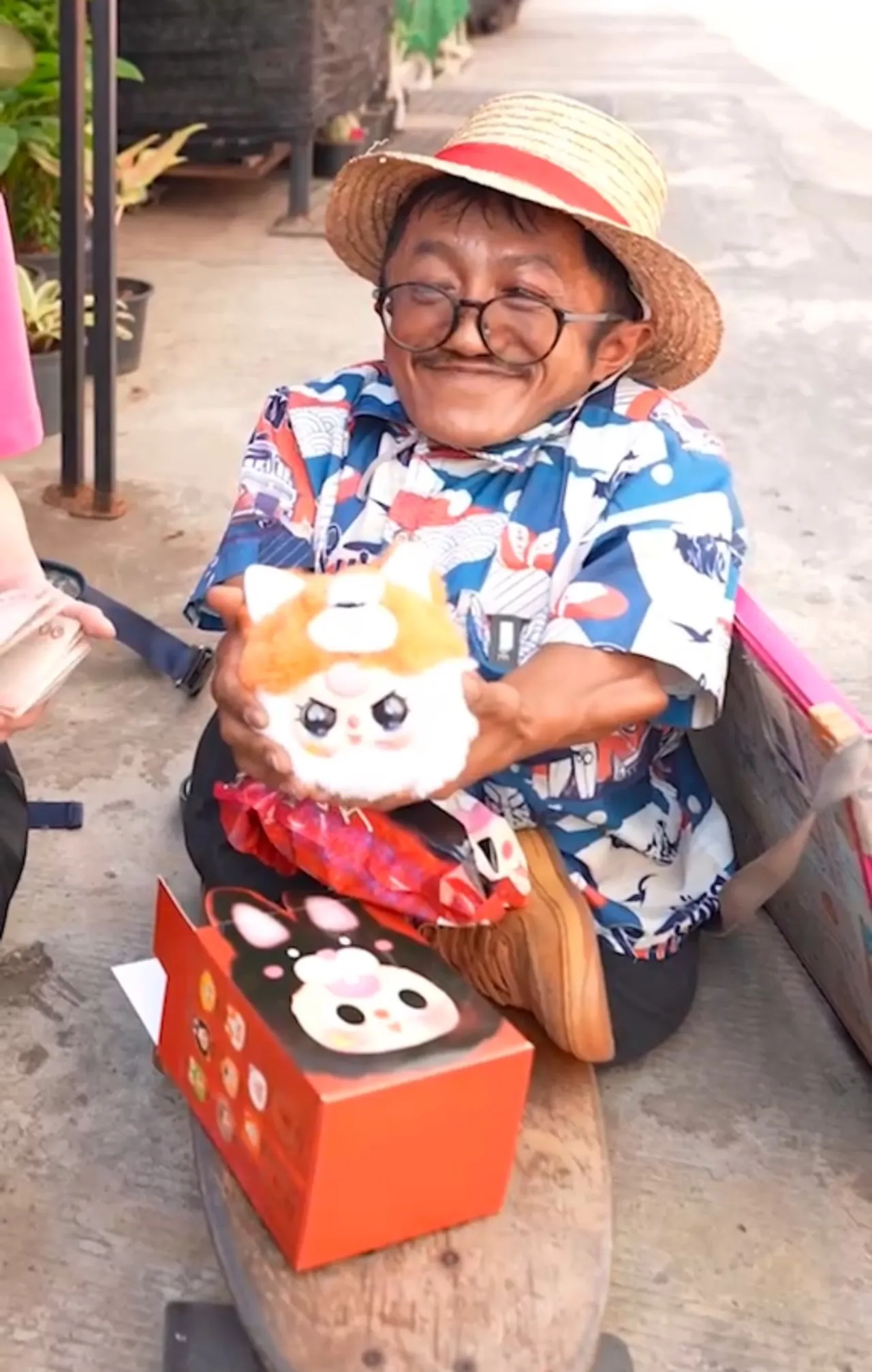 ทำดีย่อมได้ดี เอวา ช่วยลุงคนขายลอตเตอรี่พิการ พร้อมให้อาชีพตลอดชีวิต (คลิป)