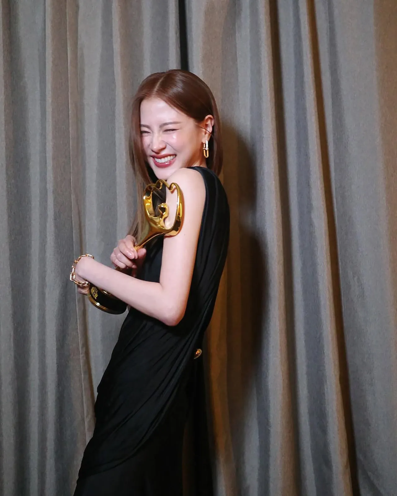 ใบเฟิร์น แจงข่าวลือเปิดตัวหนุ่มใหม่ ลั่นคนนี้คือช่างทำผม เล่าโมเมนต์ร่วมเฟรม "จางหลิงเฮ่อ"