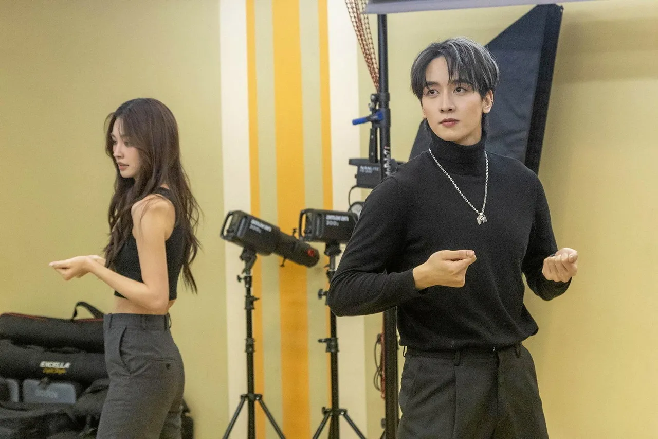 “กองทัพ พีค-มิ้นท์” โชว์ซีนหวานจับมืออุ่นเครื่อง แฟนมีตคู่ครั้งแรก