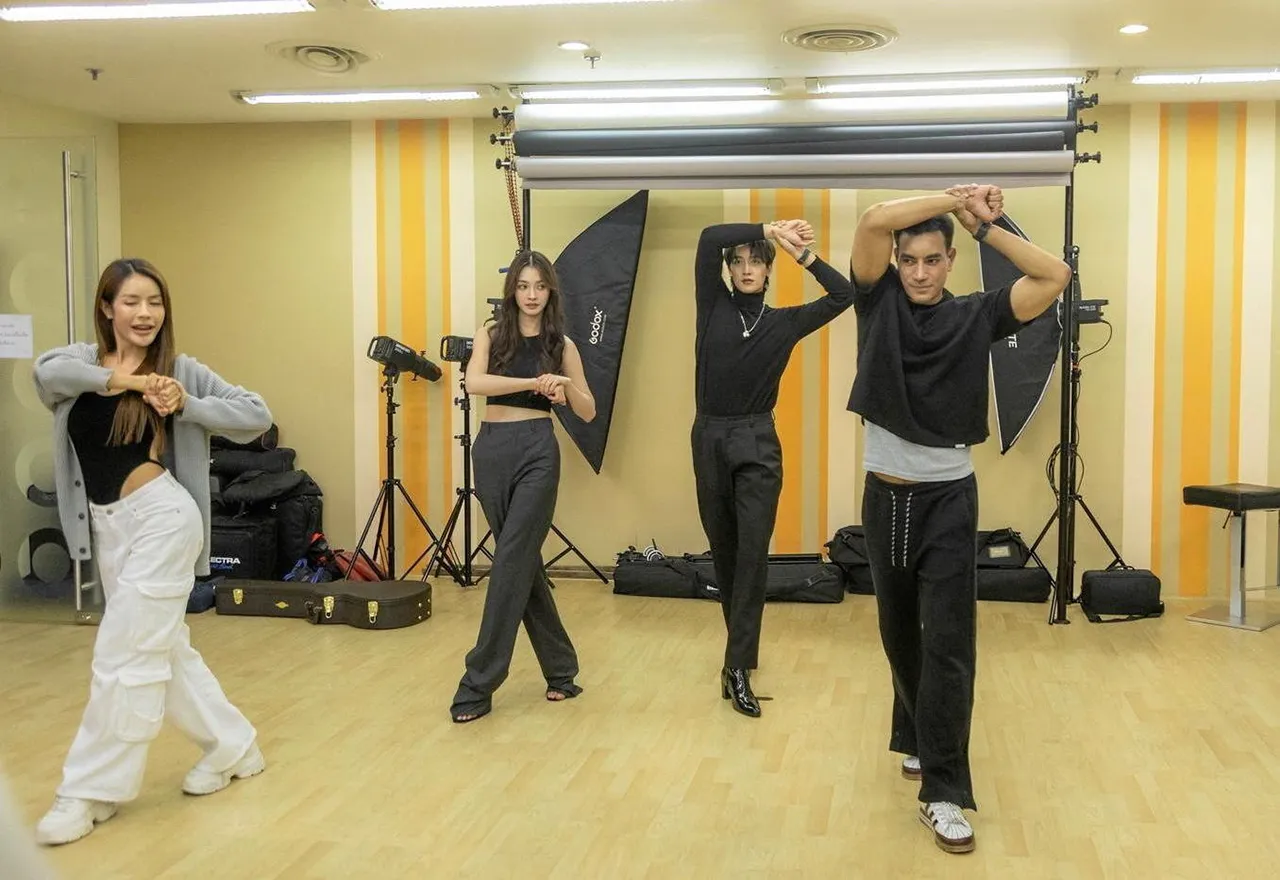 “กองทัพ พีค-มิ้นท์” โชว์ซีนหวานจับมืออุ่นเครื่อง แฟนมีตคู่ครั้งแรก