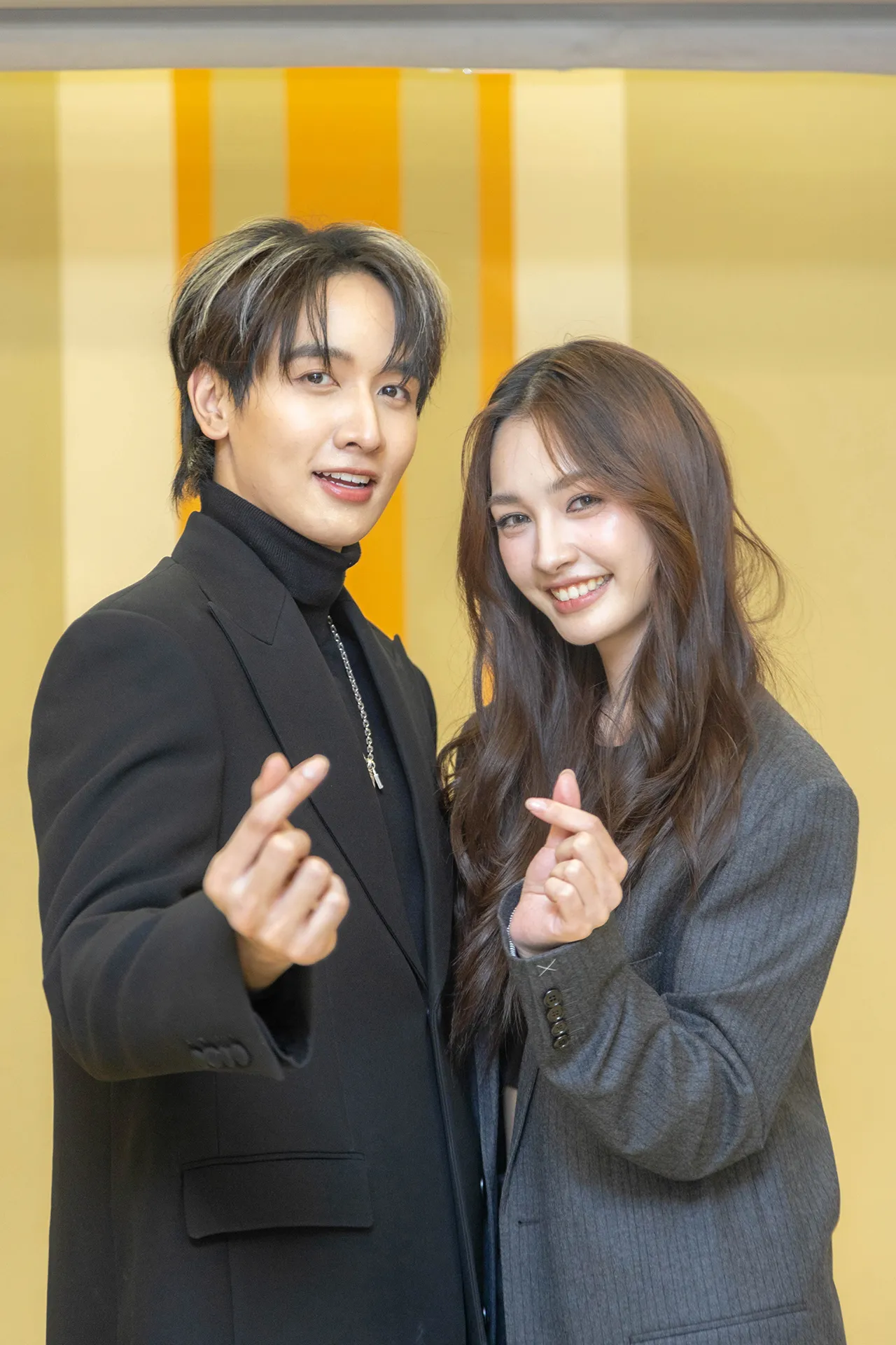 “กองทัพ พีค-มิ้นท์” โชว์ซีนหวานจับมืออุ่นเครื่อง แฟนมีตคู่ครั้งแรก