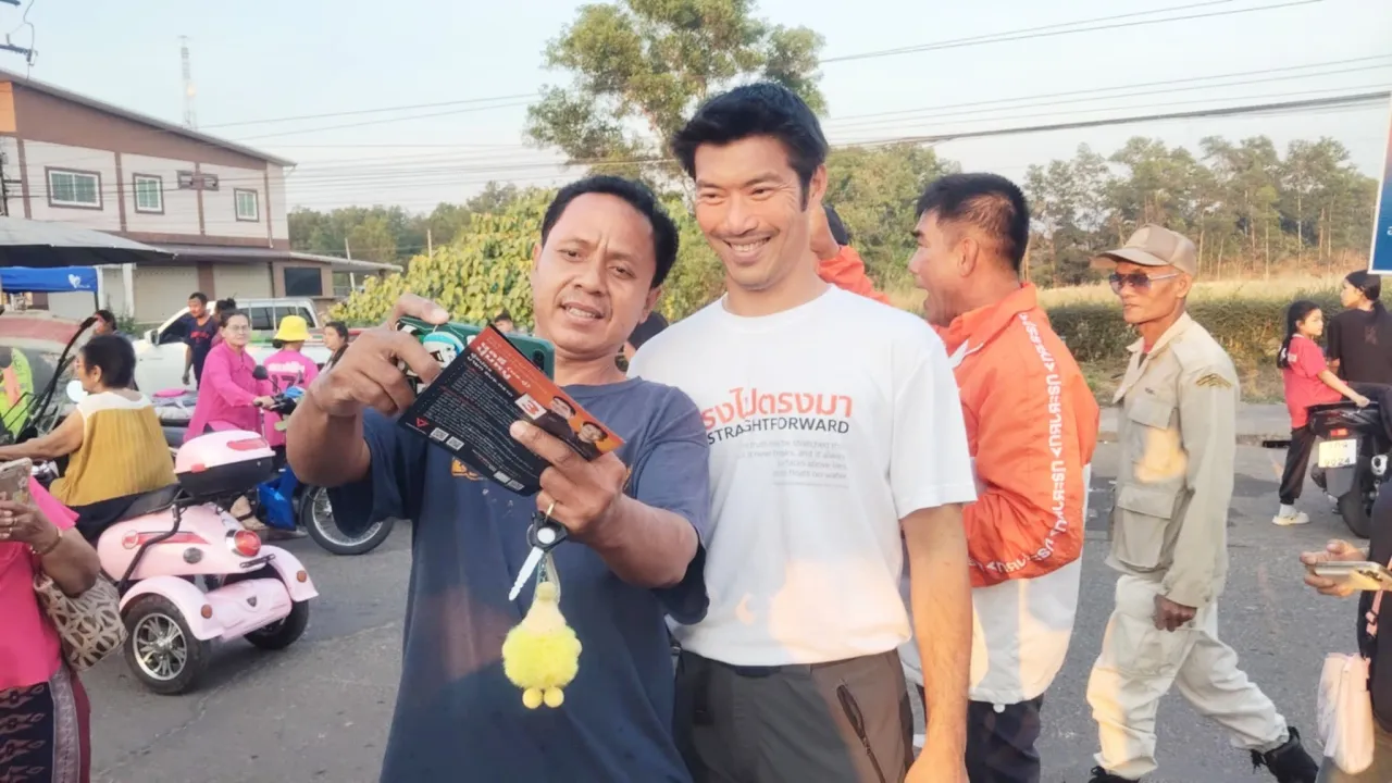 “ธนาธร” ช่วยหาเสียงเลือกตั้ง อบจ.ตราด ขอคะแนนเลือกผู้สมัครพรรคประชาชน