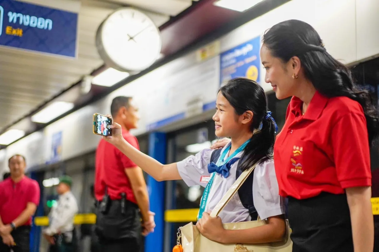 นายกฯ ขึ้น MRT ดูยอดคนใช้บริการ ก่อนไปเยาวราช เฝ้าฯ รับเสด็จ “กรมสมเด็จพระเทพฯ”