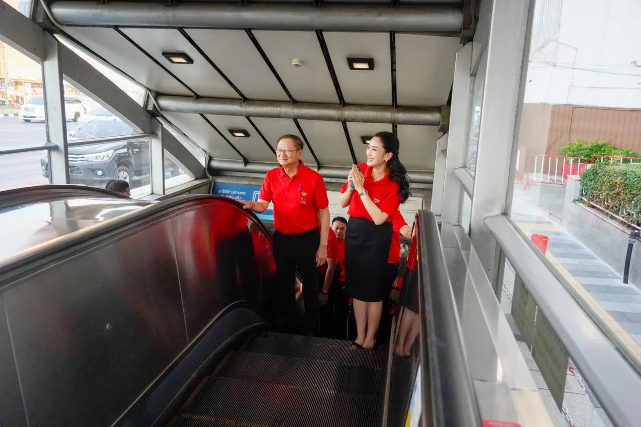 นายกฯ ขึ้น MRT ดูยอดคนใช้บริการ ก่อนไปเยาวราช เฝ้าฯ รับเสด็จ “กรมสมเด็จพระเทพฯ”