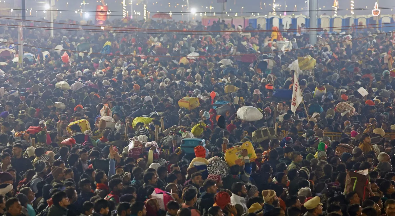 ชุลมุนเหยียบกันในงานกุมภเมลาของอินเดีย ดับ 15 ศพ เจ็บเพียบ (คลิป)