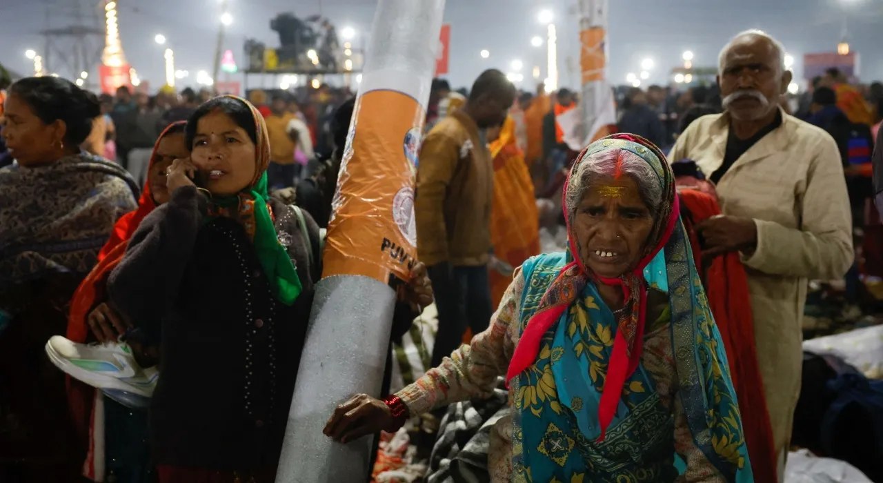 ชุลมุนเหยียบกันในงานกุมภเมลาของอินเดีย ดับ 15 ศพ เจ็บเพียบ (คลิป)