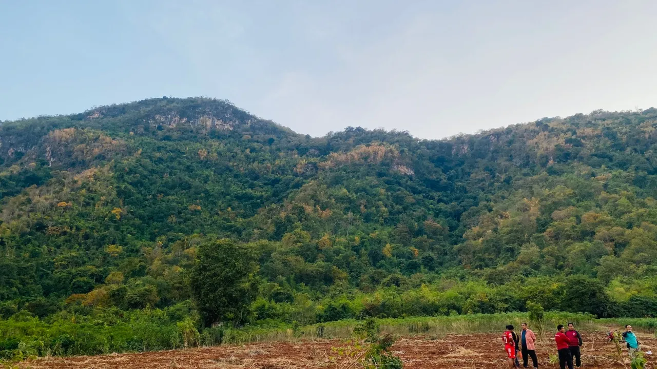 Rescue mission underway for lost students in Kanchanaburi forest | News by Thaiger