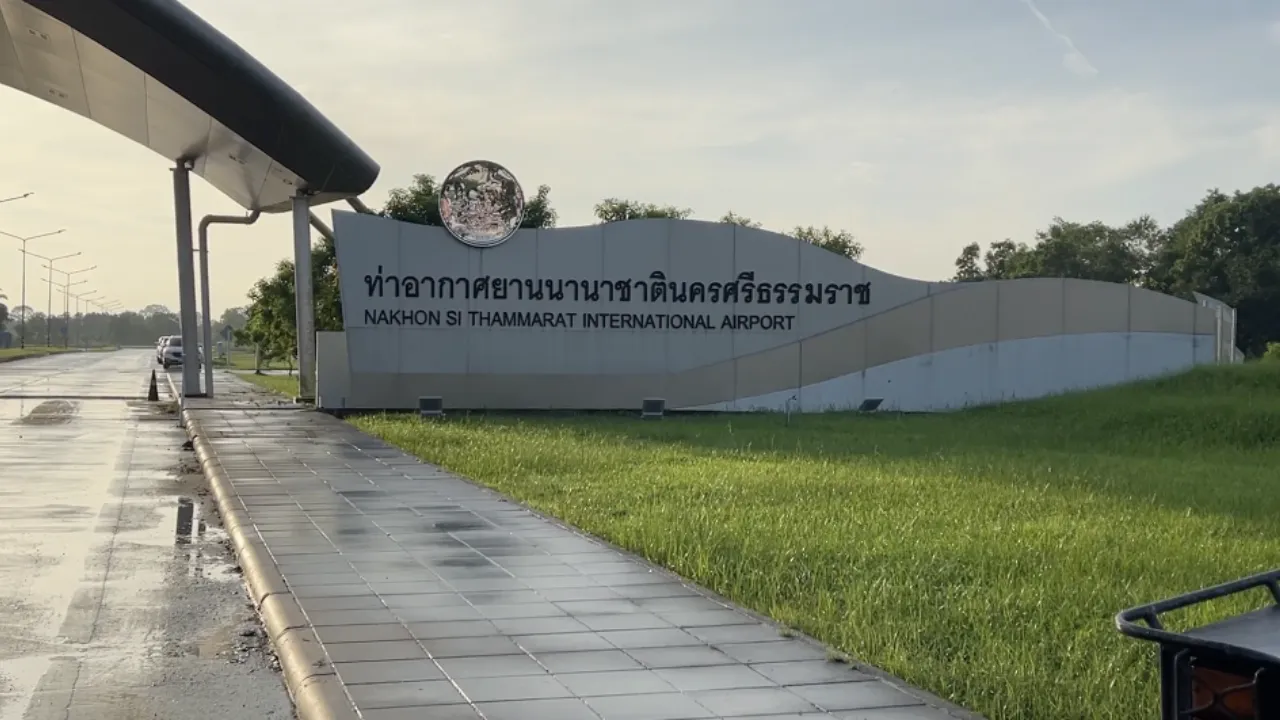 ถนน 2 ฝั่ง หน้าสนามบินนครศรีธรรมราช ยังมีน้ำท่วม แต่สามารถเปิดให้บริการตามปกติ