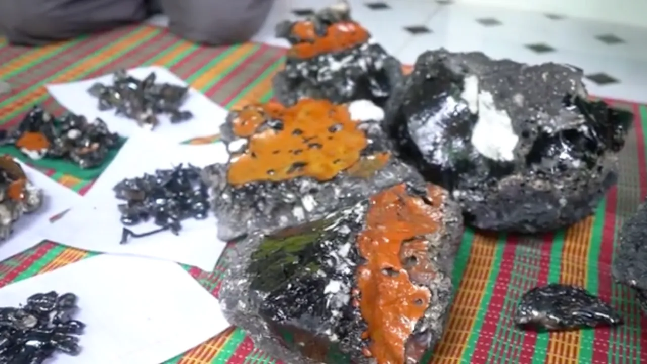 ชาวบ้านพบ "หินประหลาด" สีดำวาว คาดมาจากนอกโลก เร่งหน่วยงานช่วยพิสูจน์