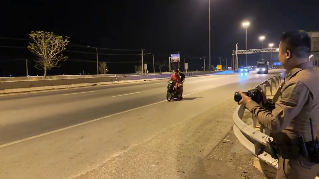 ตร.แม่กลองเจ๋ง ใช้สายตรวจโดรนบิน กวาดล้างแก๊งแข่งรถบนถนนพระราม 2