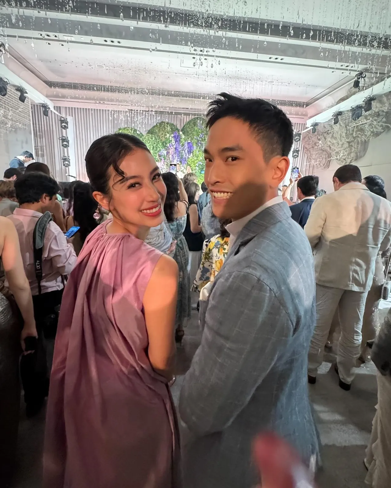 มิ้นต์-ภูผา ควงคู่สวีตที่ทะเล หวานฉ่ำจนเพื่อนสงสัยแอบไปขอกันหรือเปล่า