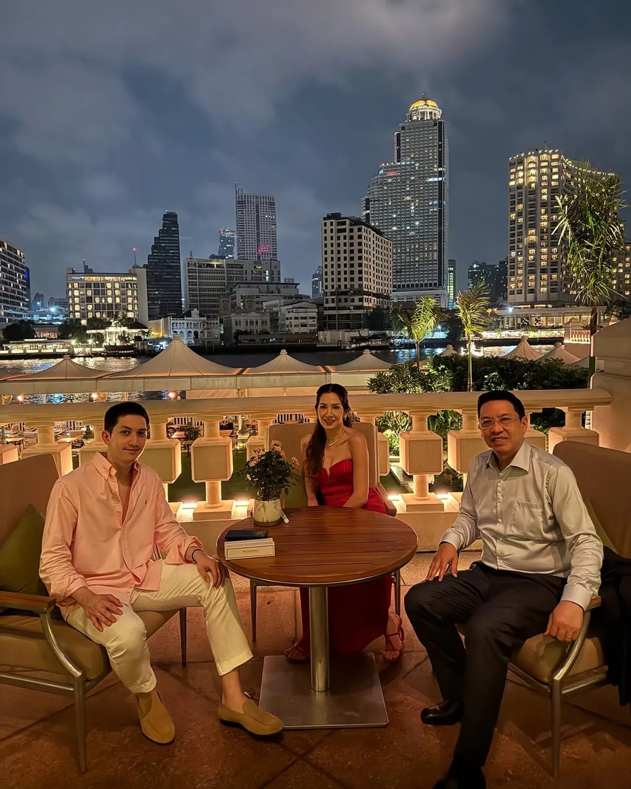 นุสบา เผยภาพครอบครัวสุดน่ารัก คนพากันโฟกัสลูกชายหล่อ หน้าตาดีทั้งคู่