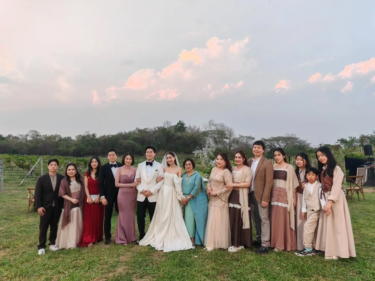 เปิดภาพ แต้ว - ไฮโซณัย จัดฉลองแต่งงานท่ามกลางไร่องุ่นในบรรยากาศโรแมนติก