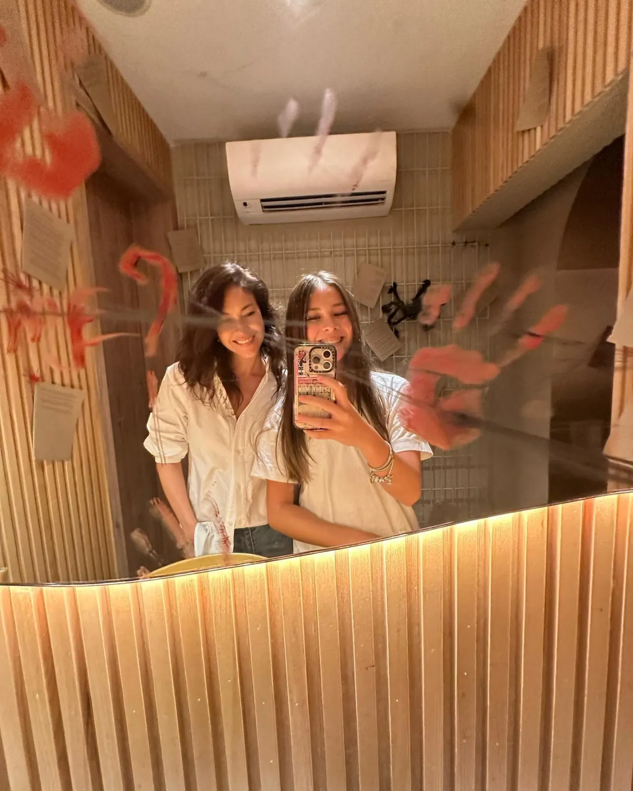 ส่องภาพ น้องไลลา ลูกสาวคนโตของพอลล่า เป็นสาวแล้ว แววตาสวยดูมีเสน่ห์เหมือนแม่