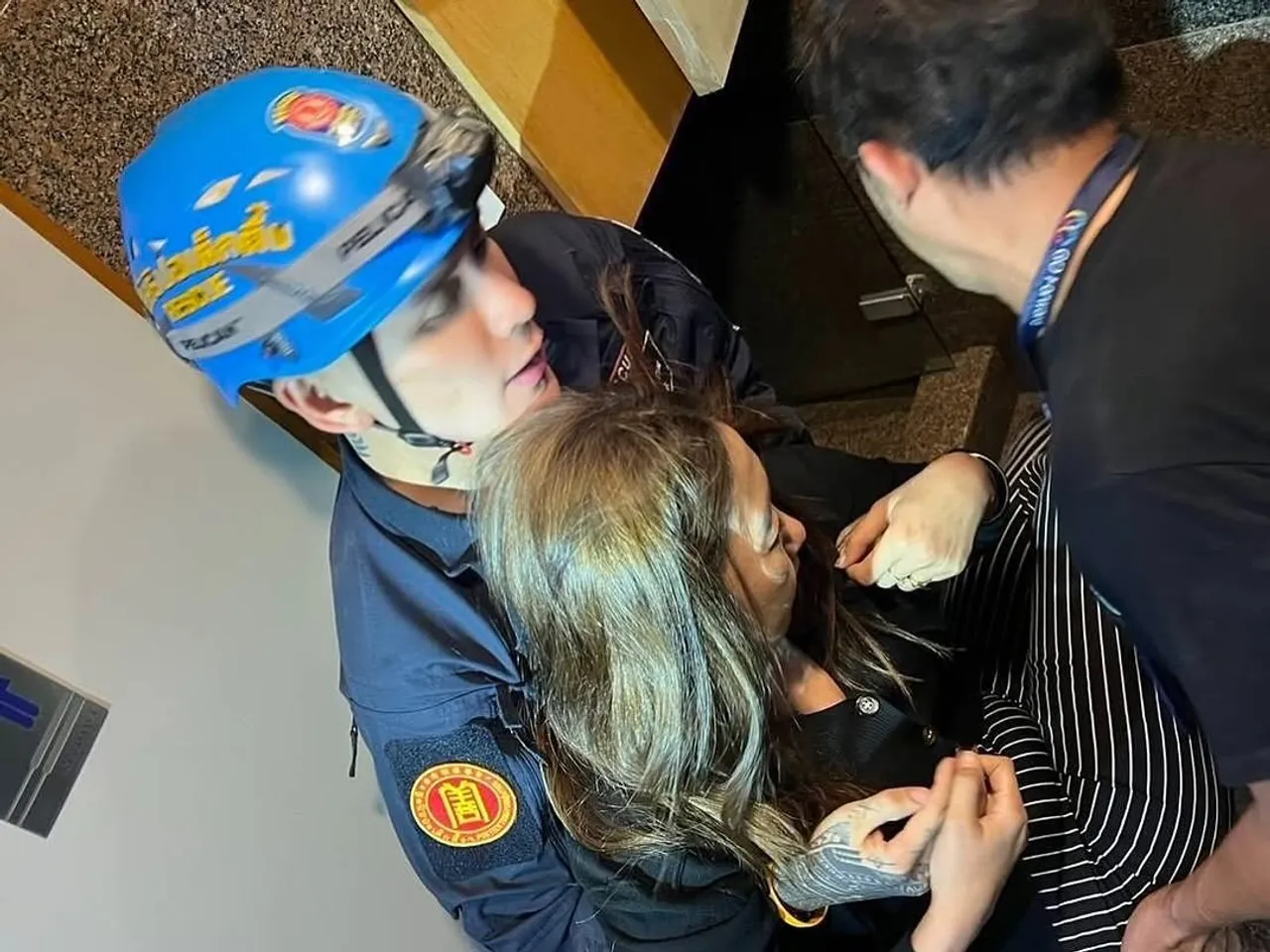 แทค ภรัณยู พร้อมทีมกู้ภัย ช่วยเหลือประชาชนติดค้างในลิฟต์หลังเหตุแผ่นดินไหว 