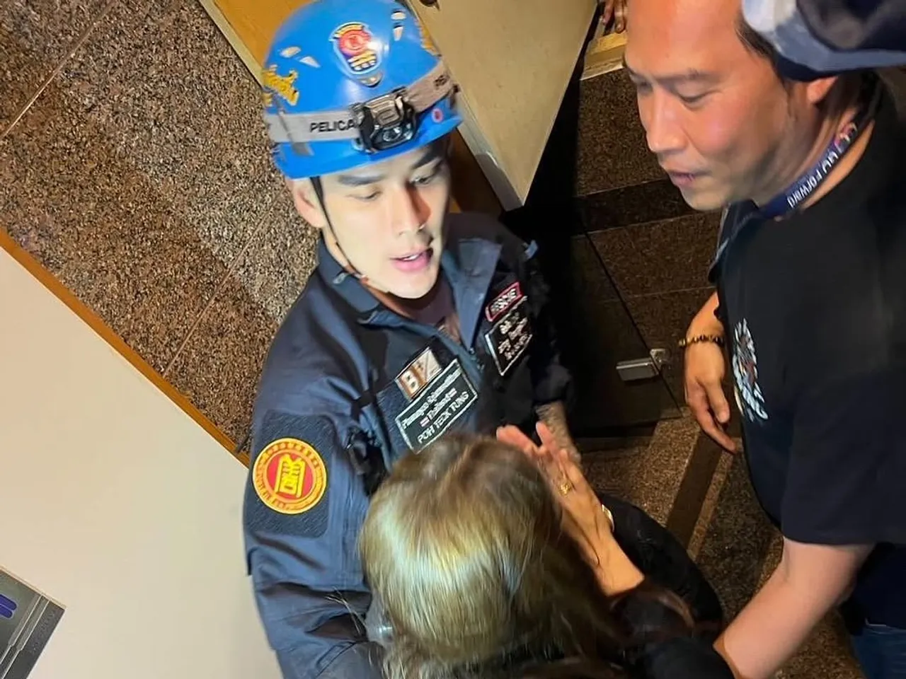 แทค ภรัณยู พร้อมทีมกู้ภัย ช่วยเหลือประชาชนติดค้างในลิฟต์หลังเหตุแผ่นดินไหว 