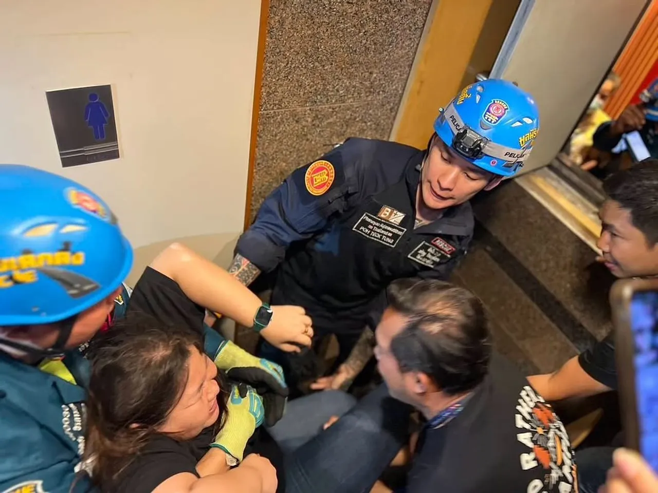 แทค ภรัณยู พร้อมทีมกู้ภัย ช่วยเหลือประชาชนติดค้างในลิฟต์หลังเหตุแผ่นดินไหว 