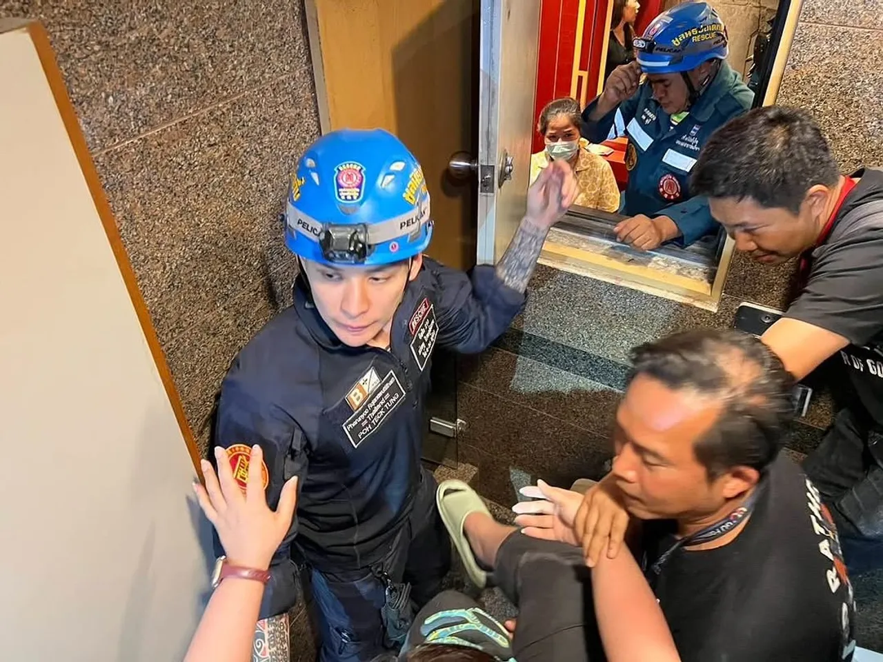 แทค ภรัณยู พร้อมทีมกู้ภัย ช่วยเหลือประชาชนติดค้างในลิฟต์หลังเหตุแผ่นดินไหว 