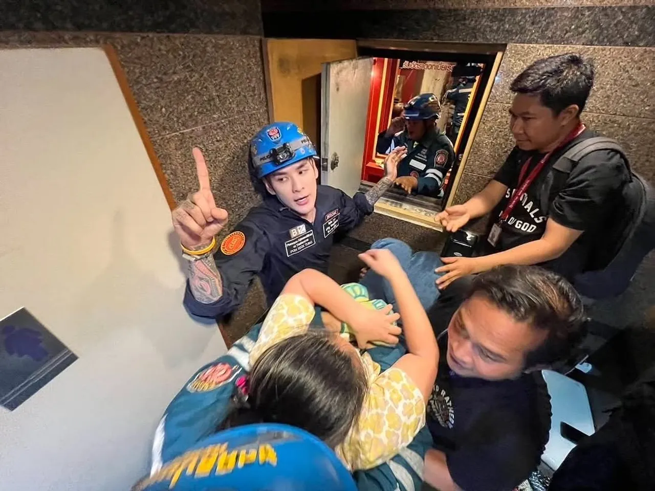 แทค ภรัณยู พร้อมทีมกู้ภัย ช่วยเหลือประชาชนติดค้างในลิฟต์หลังเหตุแผ่นดินไหว 