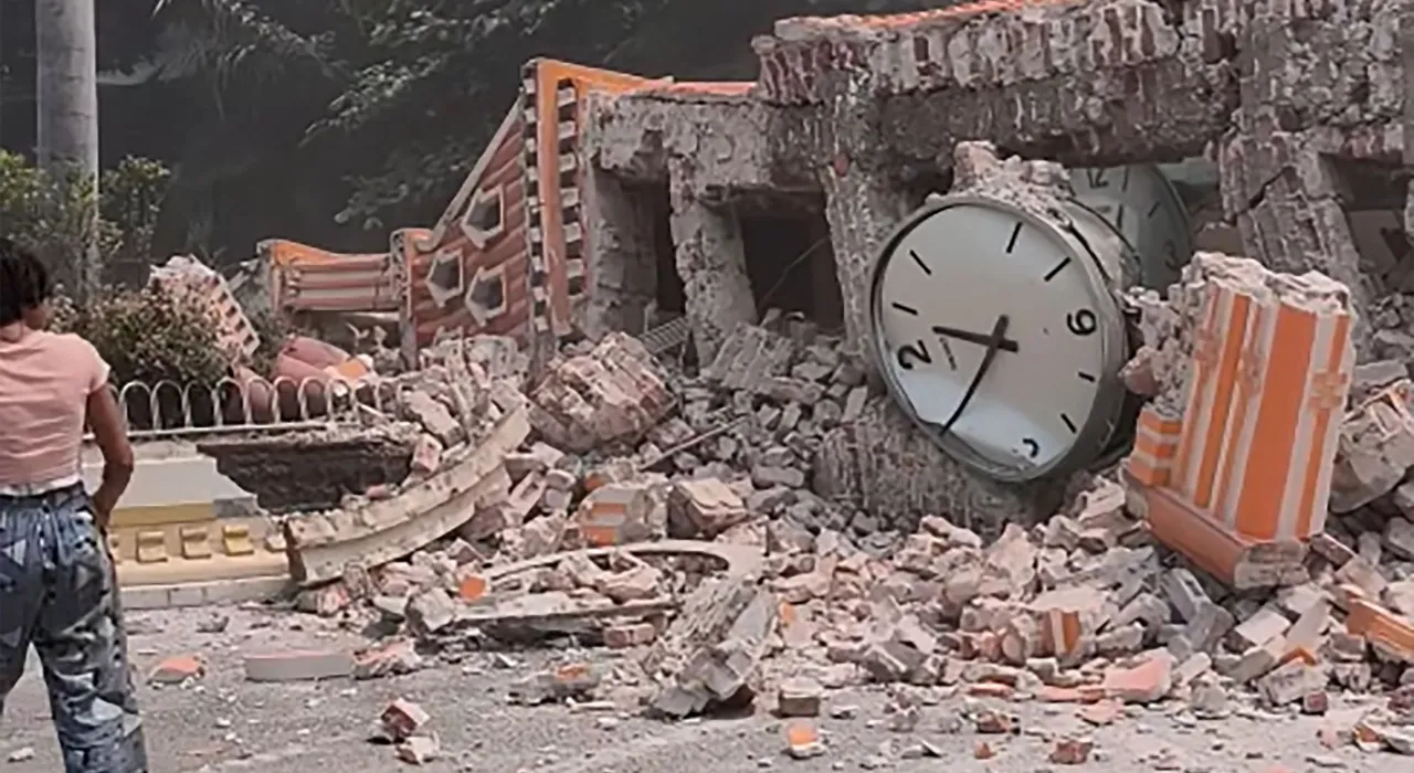 ยอดตายในพม่าพุ่งเร็วทะลุพันศพ ผู้นำพม่าลงพื้นที่ตรวจสอบความเสียหายแผ่นดินไหว