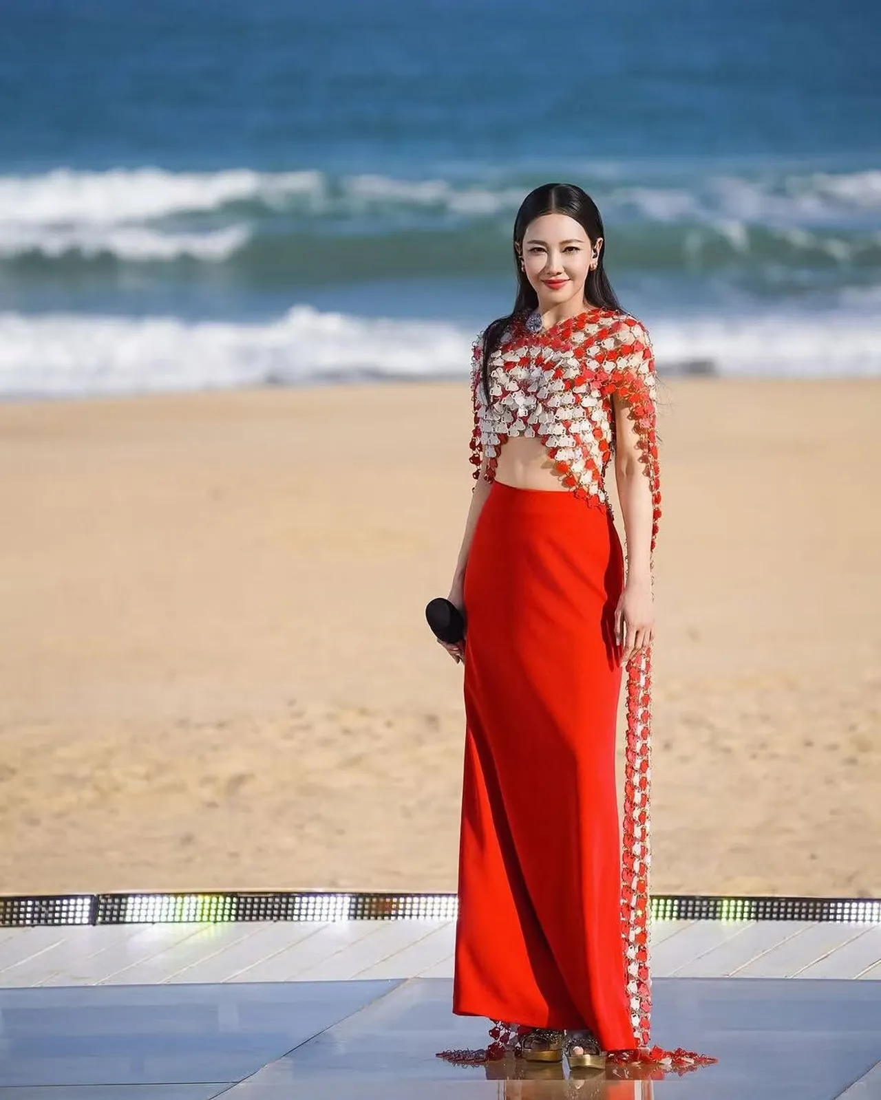 ชาวเน็ตวิจารณ์สนั่นโซเชียล นุ่น วรนุช จับไมค์ร้องเพลงเสียงไม่ผ่าน แฟนคลับส่งกำลังใจ