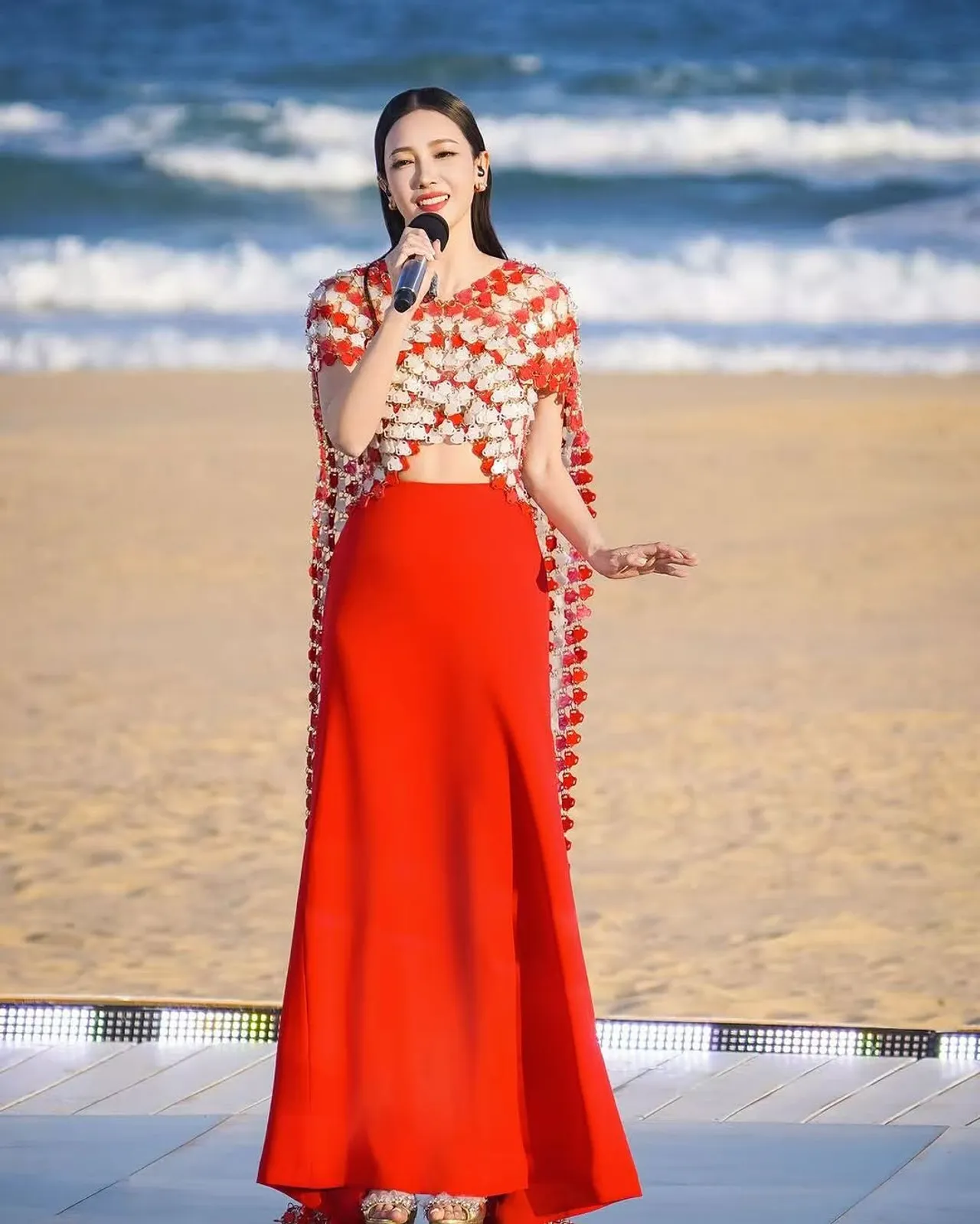 ชาวเน็ตวิจารณ์สนั่นโซเชียล นุ่น วรนุช จับไมค์ร้องเพลงเสียงไม่ผ่าน แฟนคลับส่งกำลังใจ