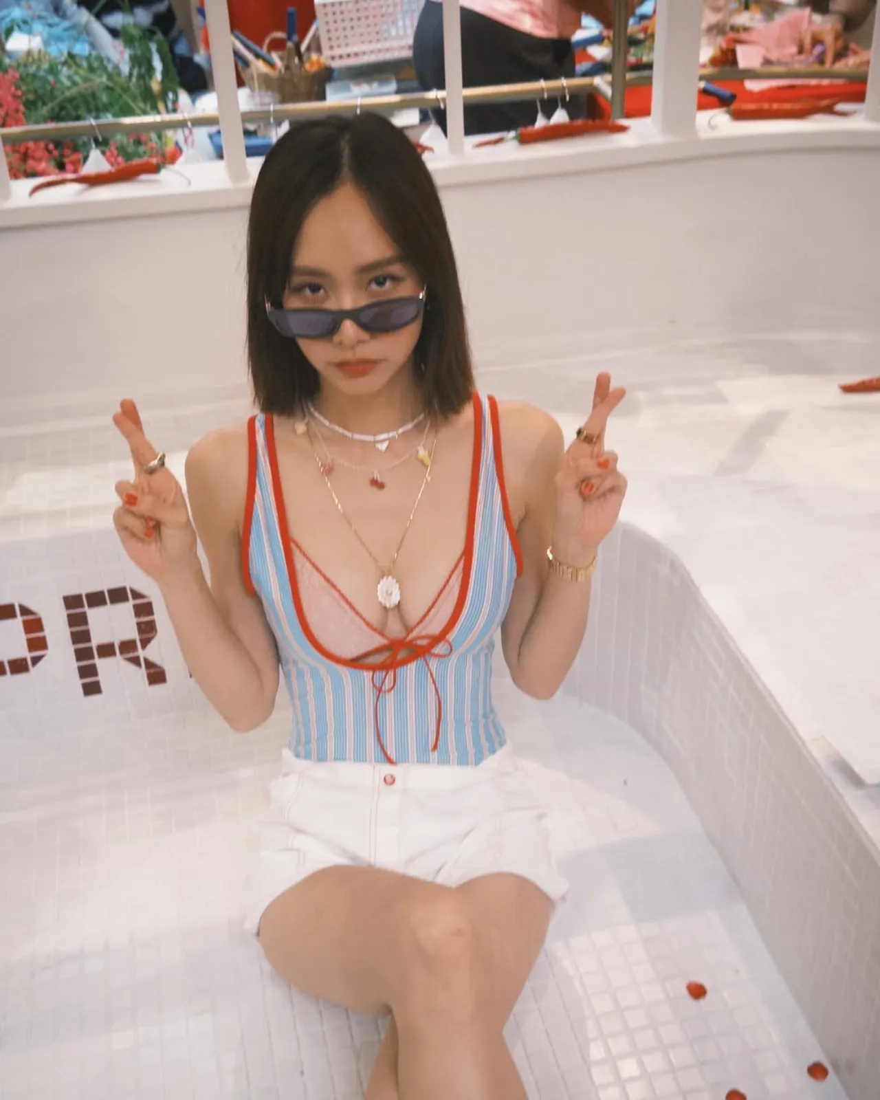 ลุคนี้ดีต่อใจ เต้ย จรินทร์พร ใส่วันพีซคว้านอกสุดแซ่บ แจกความน่ารักจนลืมอายุจริง